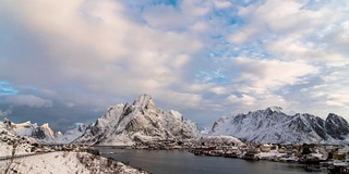 4K时间的俯视图风景雪山与多云和湖在罗浮敦群岛，挪威