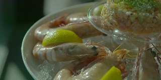 海鲜拼盘，龙虾和对虾