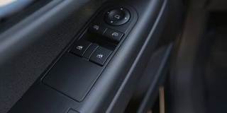 人在现代汽车打开窗户-控制按钮面板细节