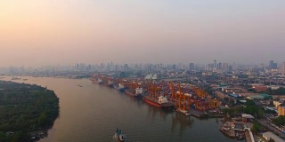 鸟瞰图集装箱船和吊装起重机在曼谷港。