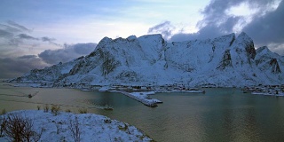 挪威罗浮敦群岛哈姆努瓦村顶景雪山、云和湖的视频