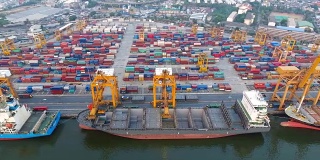 鸟瞰图集装箱船和吊装起重机在曼谷港。