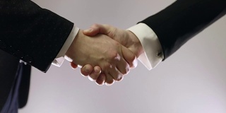两个商人的握手。