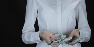 女人迟疑地数着钱，一个俄罗斯卢布