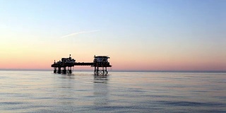 一个海上石油平台的剪影