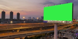 泰国曼谷高速公路上的广告牌。时间流逝。