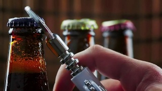 男子打开三瓶带泡沫的新鲜啤酒的瓶盖，在黑暗的酒吧背景下滴酒视频素材模板下载