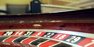 图像与赌场轮盘赌轮与球上的数字接近