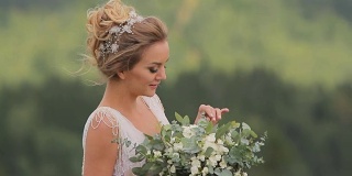 美丽年轻的新娘捧着花束