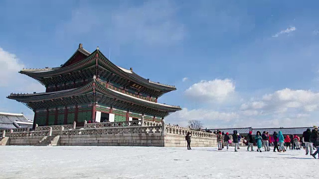 冬季风景时光流逝，人们游览韩国景福宫。