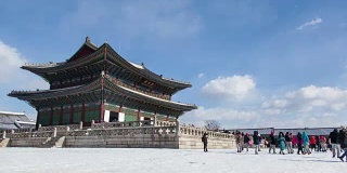 冬季风景时光流逝，人们游览韩国景福宫。