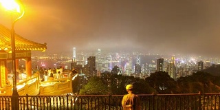 香港维多利亚公园在云雾笼罩的夜晚时光流逝