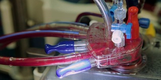 近距离操作心肺机用管子和皮瓣来输送血液