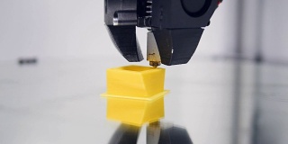 3 d打印机。3D打印机上的塑料丝打印