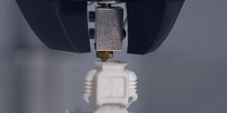 用3d打印机打印的机器人。用塑料丝长丝印刷