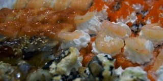 不同类型的开胃寿司在塑料容器