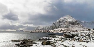 4K时间的俯视图风景雪山与多云和湖在罗浮敦群岛，挪威