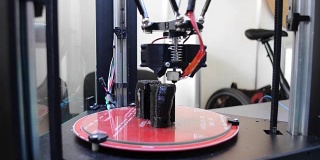 3D打印机工作和创建一个对象从热熔融塑料