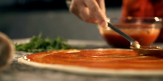 做披萨，抹番茄酱