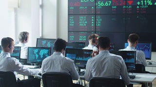 积极在证券交易所工作的股票经纪人视频素材模板下载