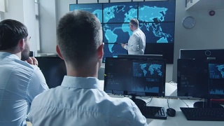 IT网络安全专业人员给同事做演讲视频素材模板下载