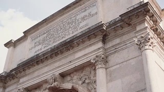 意大利罗马泰图斯拱门的近景。镜头向下运动视频素材模板下载
