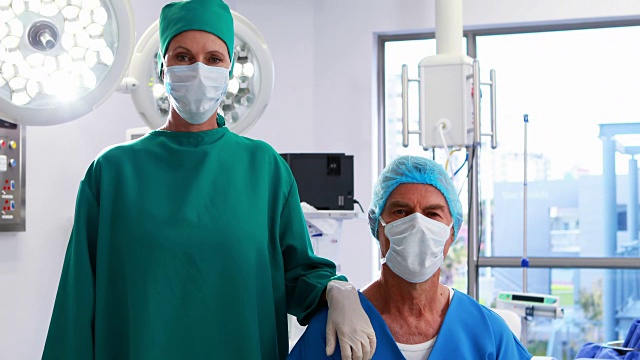 外科医生戴着外科口罩在手术室的肖像