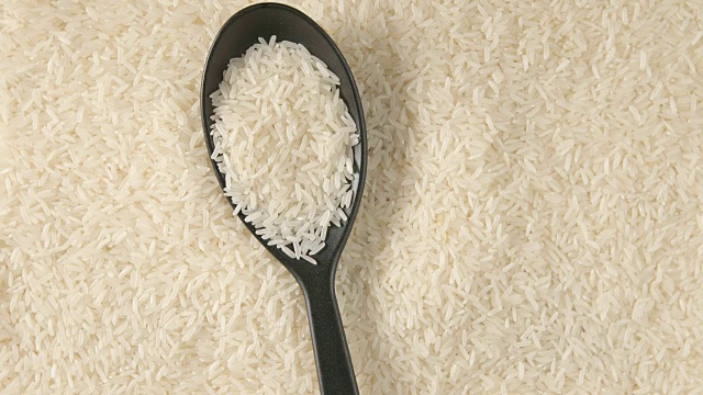 俯视图:勺子上的米饭落在米饭上(慢镜头)