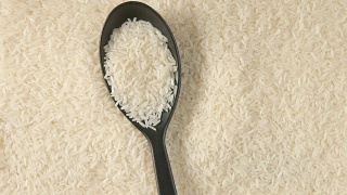 俯视图:勺子上的米饭落在米饭上(慢镜头)视频素材模板下载