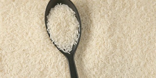 俯视图:勺子上的米饭落在米饭上(慢镜头)