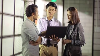三个亚洲商人在办公室里讨论生意视频素材模板下载
