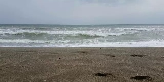 海浪拍打着海滩