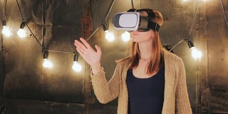 年轻女子使用虚拟现实眼镜