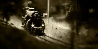 旧胶片效应:机车沿着铁轨移动的旧火车模型