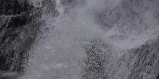 瀑布在岩石上缓缓流动