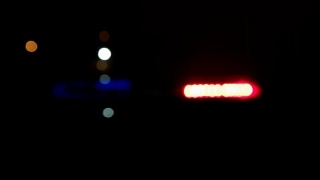 市中心犯罪现场的警灯在夜间闪烁，特写。视频素材模板下载