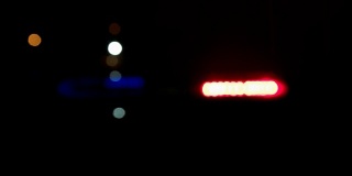 市中心犯罪现场的警灯在夜间闪烁，特写。