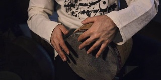 一个男人的手在一个叫做托姆巴克的阿拉伯打击鼓上击鼓