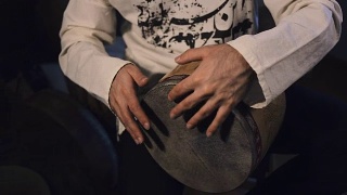 一个男人的手在一个叫做托姆巴克的阿拉伯打击鼓上击鼓视频素材模板下载