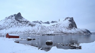 挪威北部Senja岛的伯格斯峡湾山脉视频素材模板下载