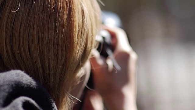 金髪日本人女性カメラマン  Blonde Japanese female photographer