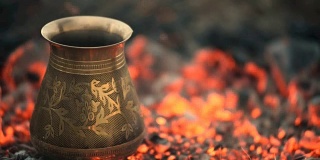 传统的方法是用煤煮土耳其咖啡。