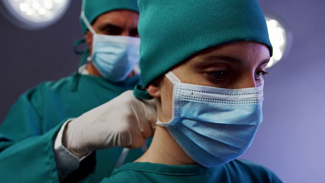 外科医生在手术室协助护士系外科口罩