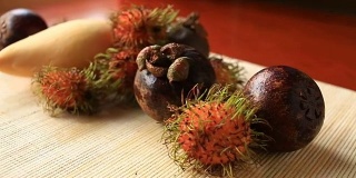 餐桌上有异国情调的热带水果。泰国的水果