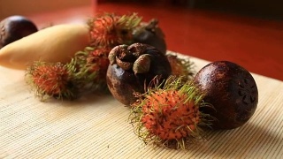 餐桌上有异国情调的热带水果。泰国的水果视频素材模板下载