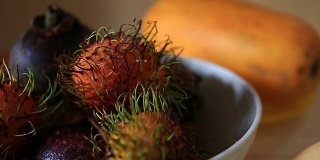 餐桌上有异国情调的热带水果。泰国的水果