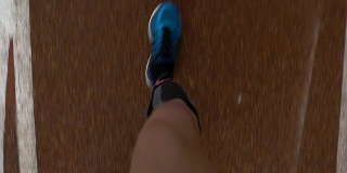 特写慢动作pov的运动员的脚跑在跑道上