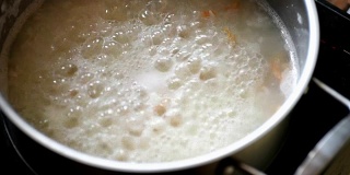 在不锈钢锅里混合煮过的米饭