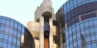 办公摩天大楼的电梯直达现代商务大厦的顶端