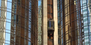 有电梯向下移动的现代商业大厦